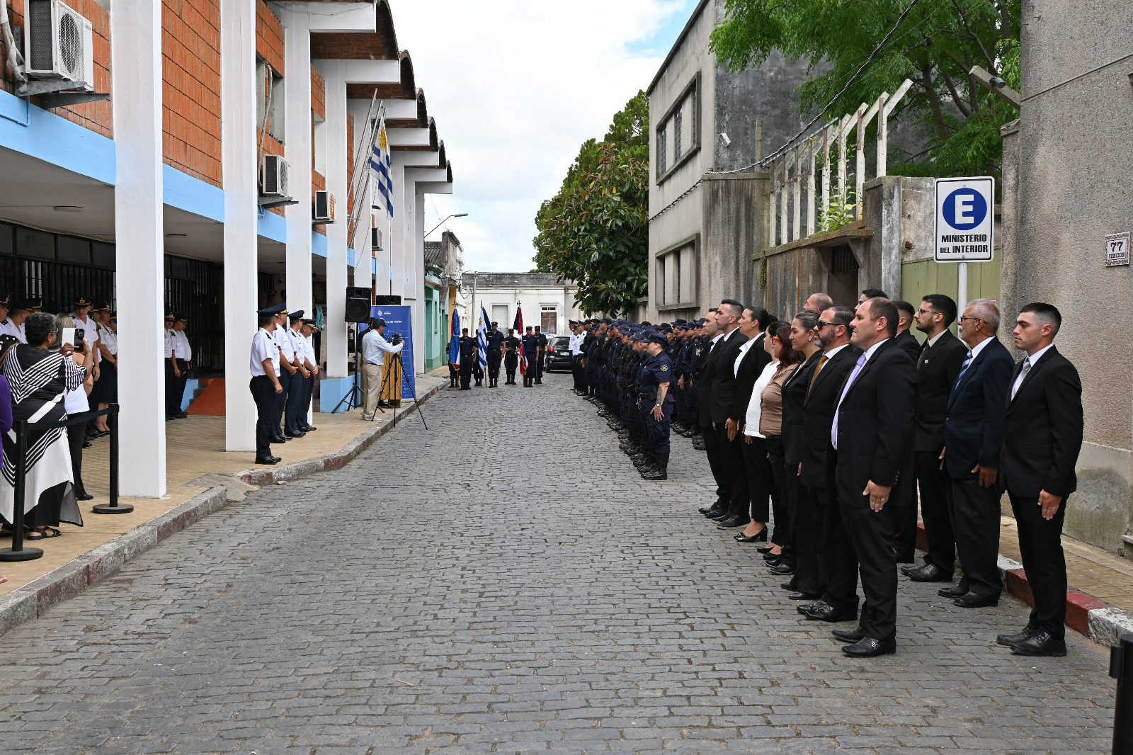 Frente de la Jefatura con formación de premiados. 