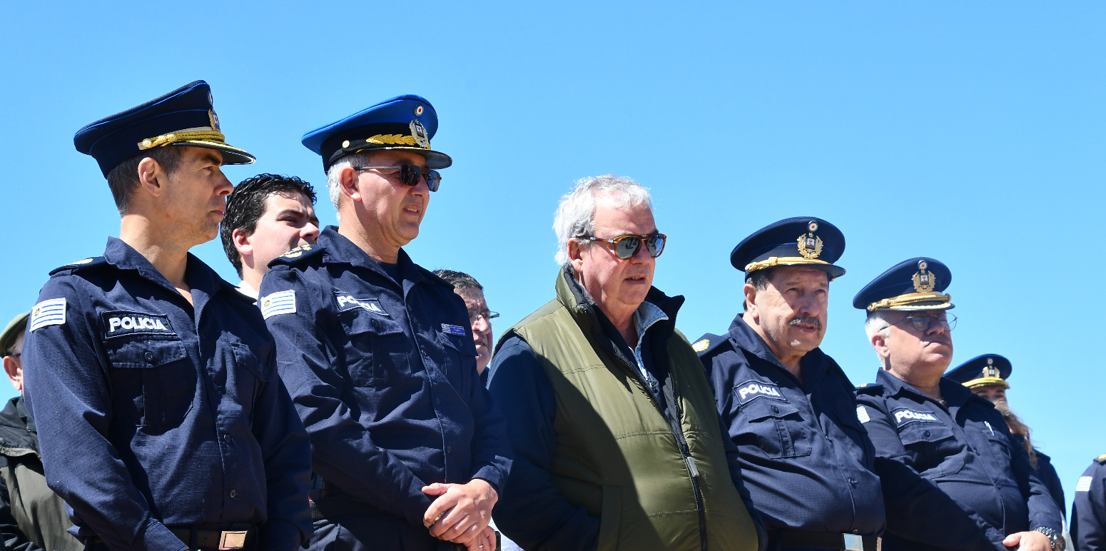 Ministro y autoridades policiales. 