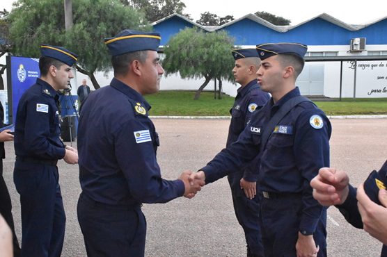 Figura 5: Entrega de Insignias por parte del Señor Director Nacional de la Educación Policial Comisario General Magister Henry DE LEÓN CURCHO y el Señor Director de la Escuela nacional de Policía, Comisario Mayor Miguel ANTÚNEZ MONZÓN.