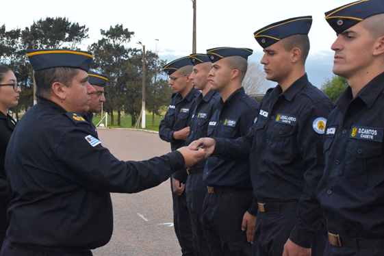 Figura 6: Entrega de Insignias a Cadetes de 1er Año por parte del Señor Sub Director Nacional de la Educación Policial Comisario Mayor Jorge LECUNA RODRÍGUEZ.