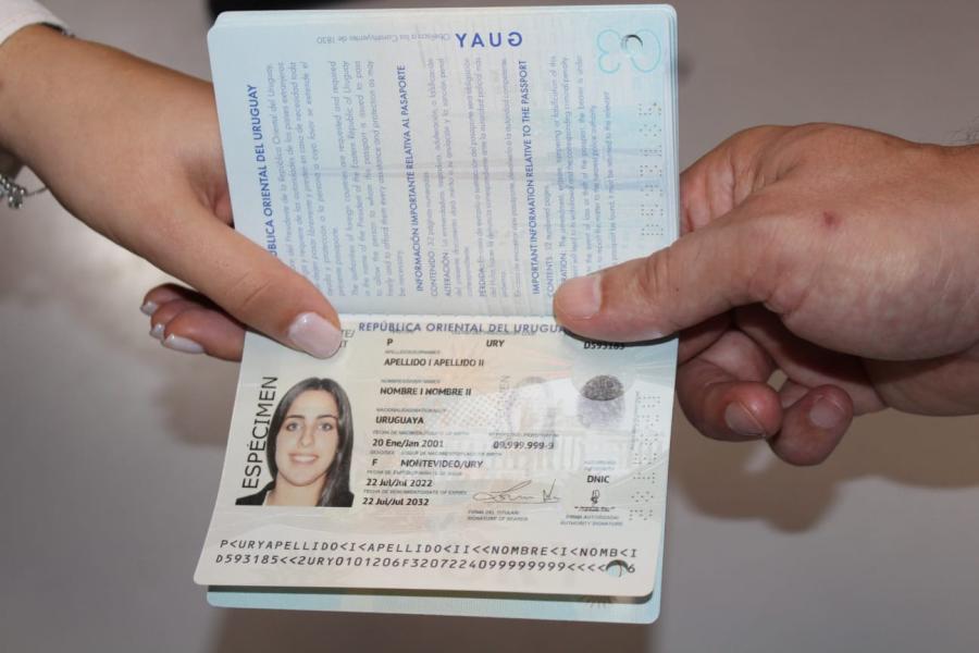 Ejemplar de un pasaporte siendo entregado a su titular