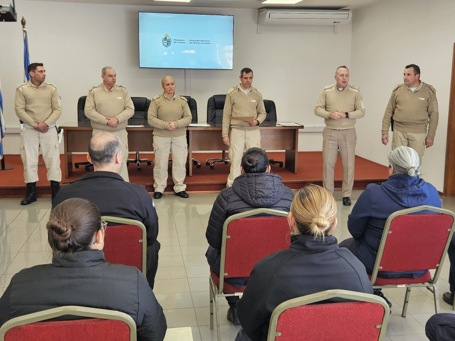Director Nacional de Policía Caminera realizando entrega de diplomas