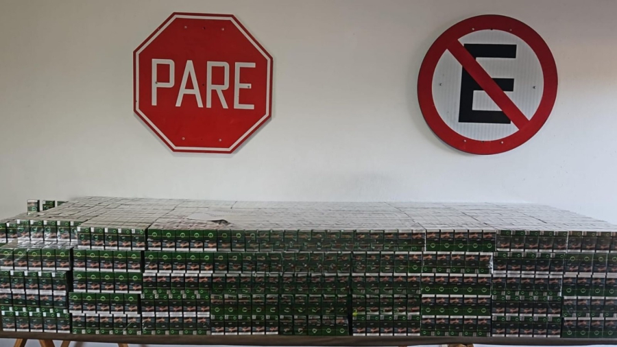 Incautación de 8.000 cajas de cigarrillos de contrabando.