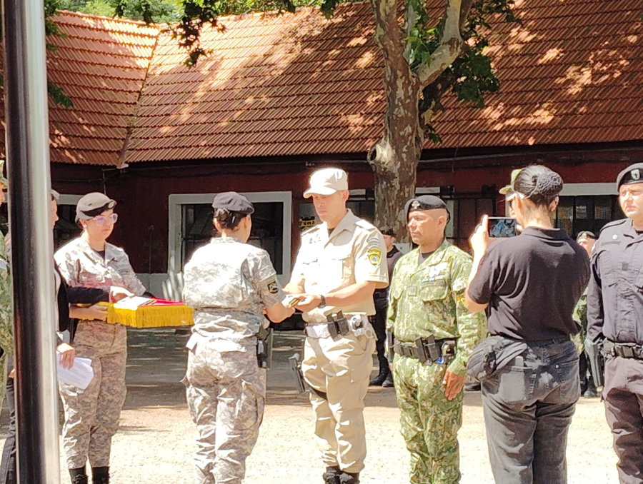 Cabo Eduard Almeida recibe su reconocimiento por haber obtenido el tercer puesto en el VII Curso PUMA