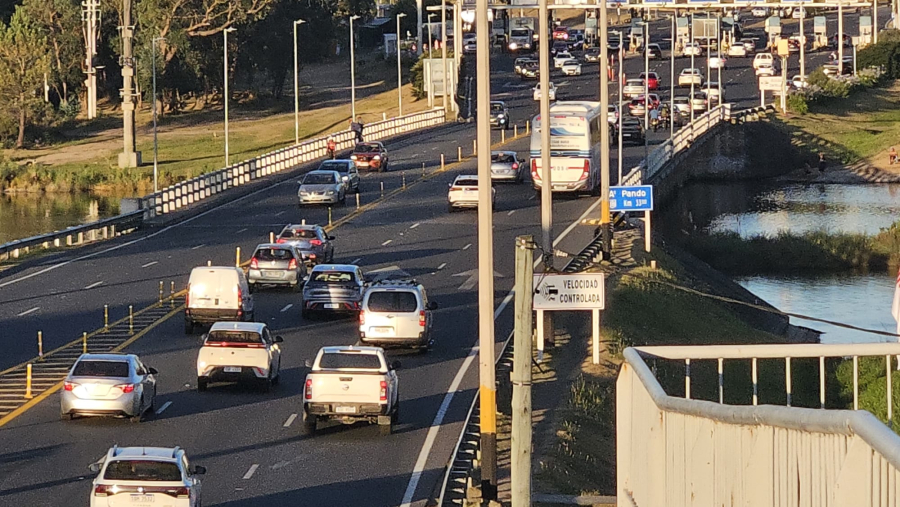 Circulación vehicular en el peaje del arroyo Pando por Ruta Interbalnearia
