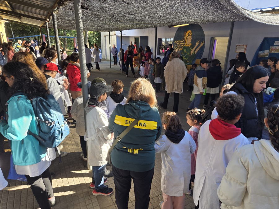 Más de 100 alumnos de escuelas rurales en el patio de la Escuela Nº 16