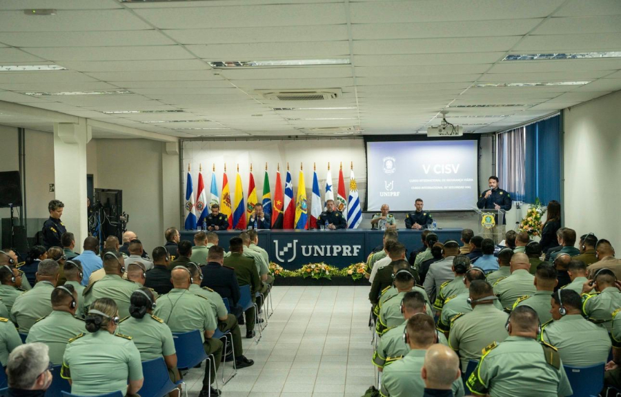  63 participantes provenientes de 13 países.