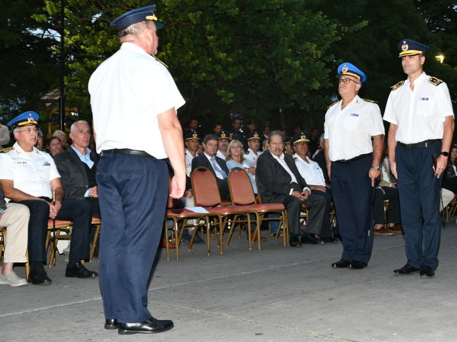 jefe de policia parado frente al sub jefe y coordinador de la Jefatura de Maldonado