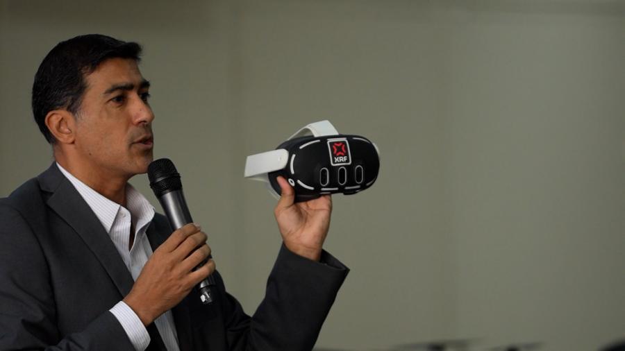 Director del TIC mostrando los lentes 3D