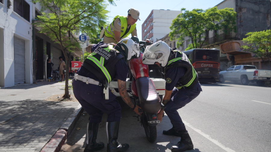 policías en control de motos