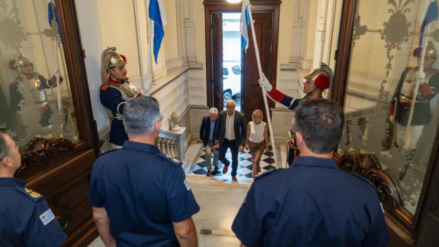 AUTORIDADES LLEGANDO AL MINISTERIO DEL INTERIOR