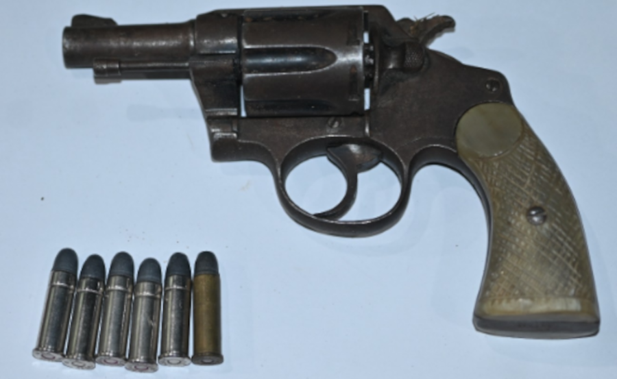 Arma y cartuchos incautados al detenido en Ciudad del Plata