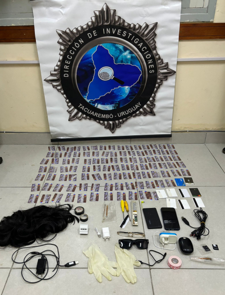 Objetos incautados en inspección ocular, tarjetas de débito, peluca y dispositivos electrónicos