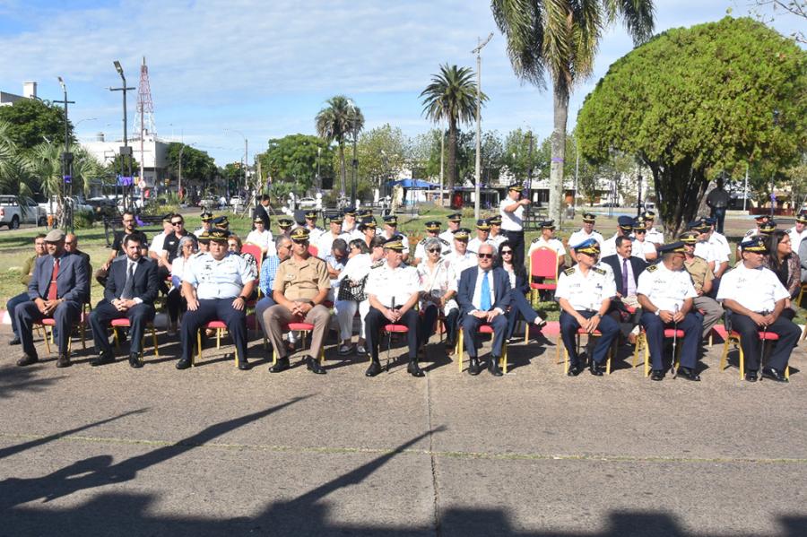 Público presente en acto de imposición en el mando.