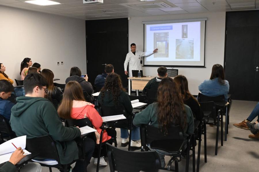Exposición teórica por parte del Laboratorio químico. 