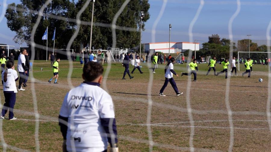Niños jugando al fútbol