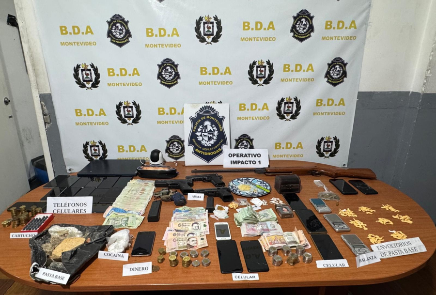 Algo del producto incautado exhibido sobre una mesa