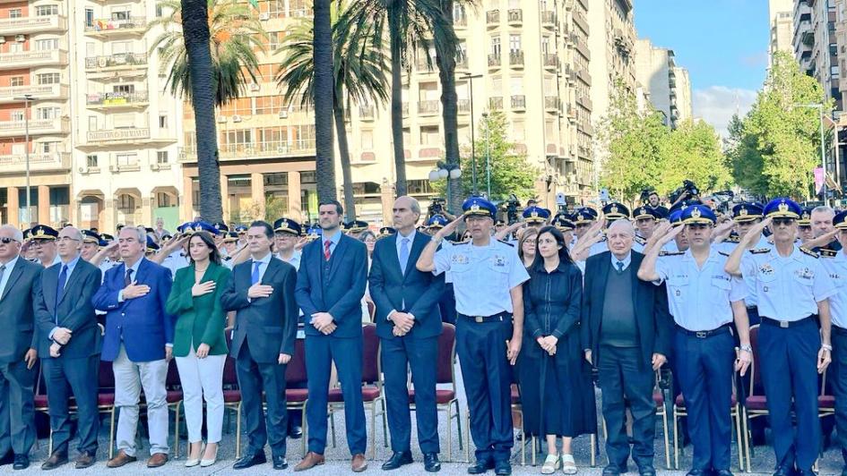 Aniversario de la Policía Nacional Autoridades paradas haciendo saludo policial