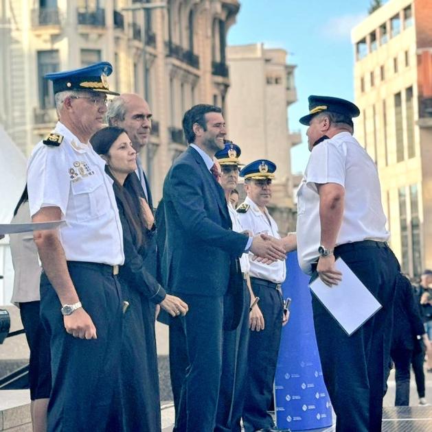 Aniversario de la Policía Nacional Autoridades saludando a premiado