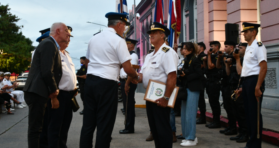 autoridades de Ministerio del Interior entregaron reconocimiento al ex coordinador ejecutivo Silva director de la policía nacional saludando al ex director de coordinación ejecutiva