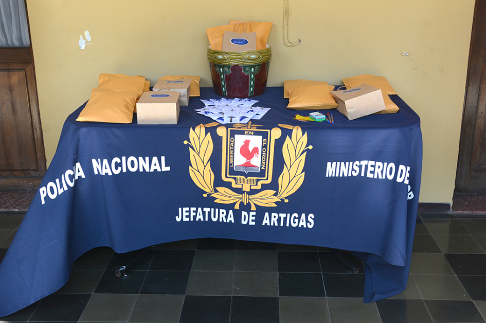 Mesa con obsequios a ser entregados