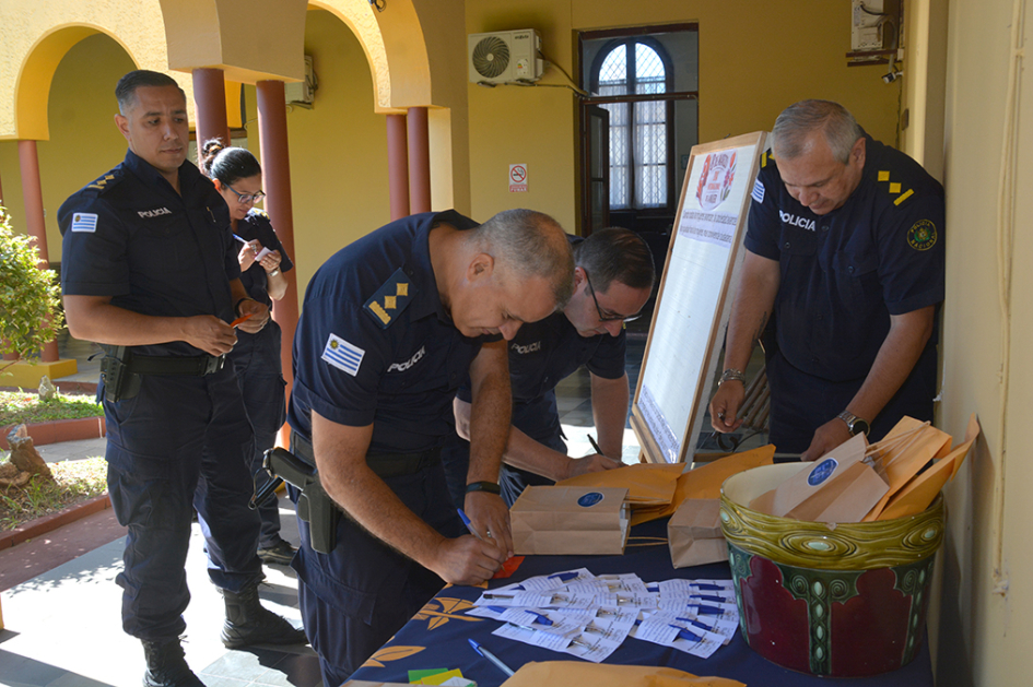 Policias escribiendo notas con mensajes para las mujeres policias