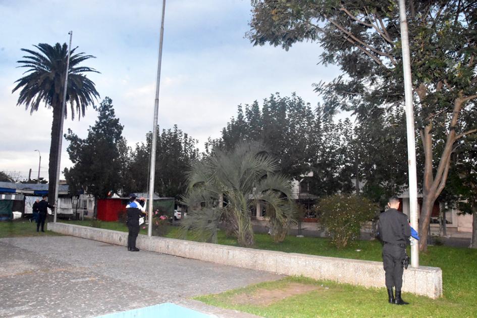 Policías preparando Pabellón y Banderas Nacionales para izamiento Policías preparando Pabellón y Banderas Nacionales para izamiento