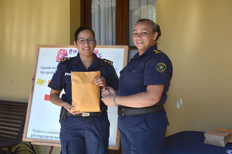 Comisario Angela Rodriguez recibiendo obsequio de Comisario Lady Fuques