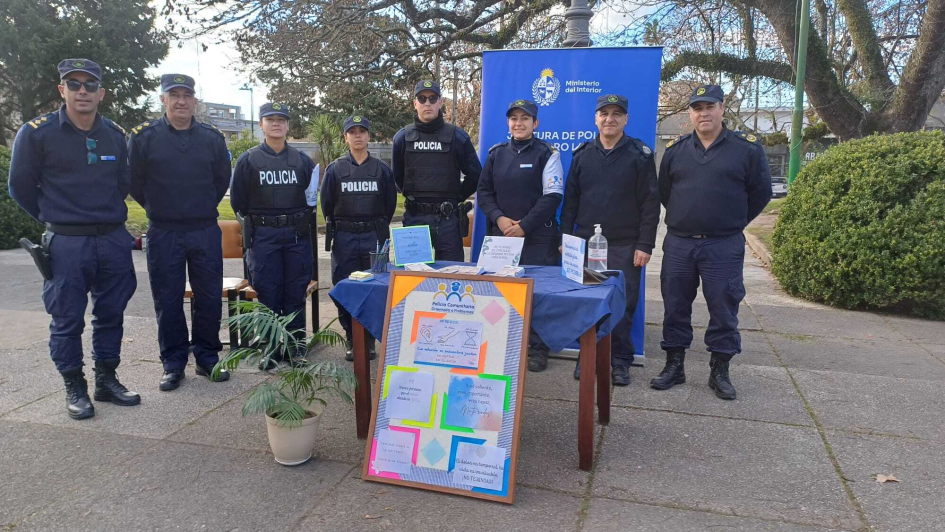 Funcionarios de la JPCL acompañados por el Jefe de Policía y Coordinador Ejecutivo. Funcionarios de la JPCL acompañados por el Jefe de Policía y Coordinador Ejecutivo.