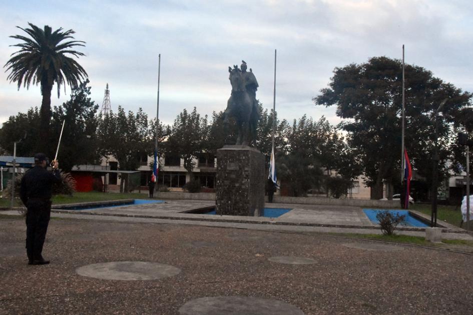 Policías izando Pabellón y Banderas Nacionales Policías izando Pabellón y Banderas Nacionales