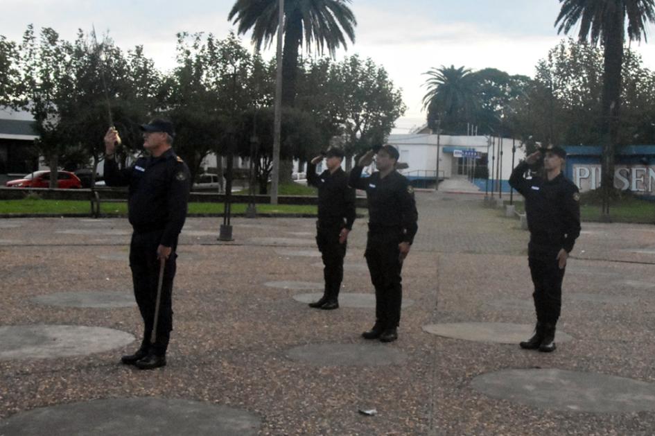 Policías saludando el Pabellón y Banderas Nacionales Policías saludando el Pabellón y Banderas Nacionales