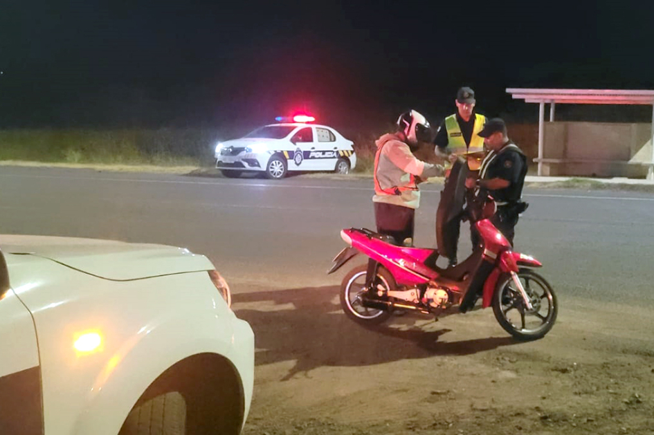 1 persona en una motocicleta en control policial en ruta