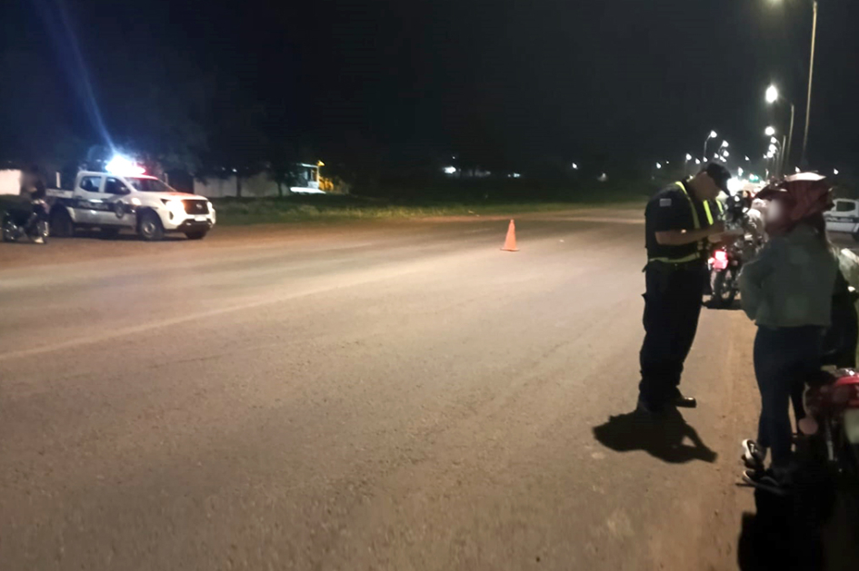 1 persona en una motocicleta en control policial