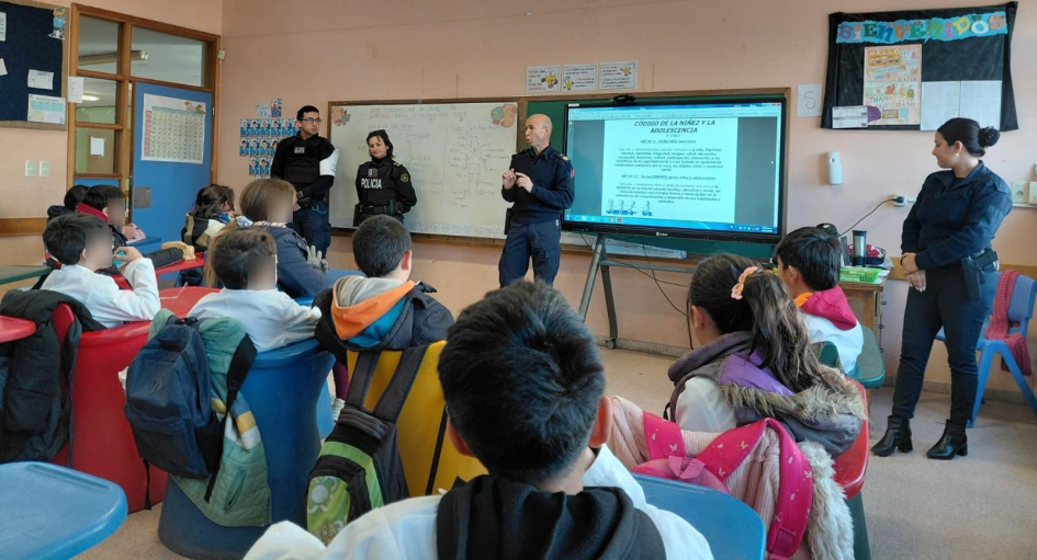 Escuela N°108 Policia comunitaria dando charla