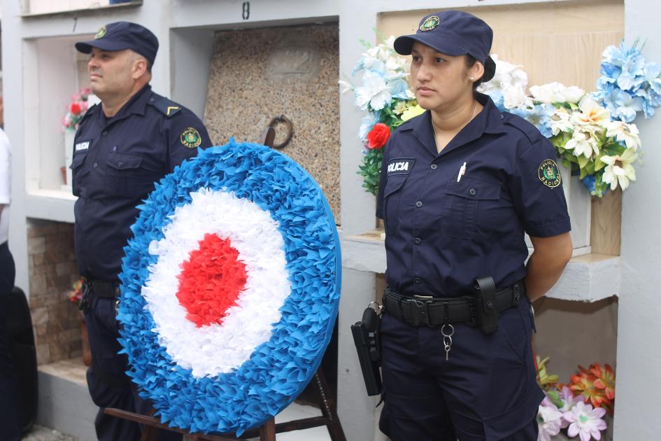 OFRENDA FLORARL EN ACTO EN EL CEMENTERIO CENTRAL