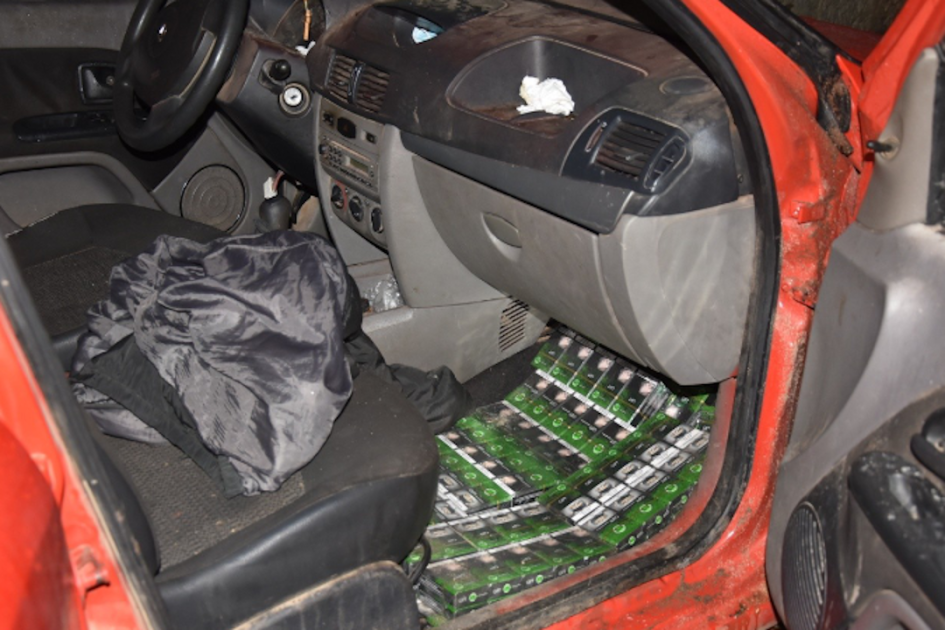 Auto con los cigarrillos ocultos Auto con los cigarrillos ocultos