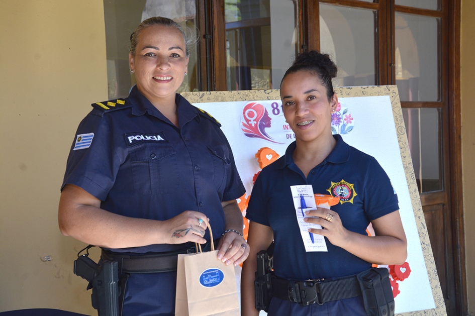 Comisario Lady Fuques con Agente Bruna Alvez de Policía Cientifica