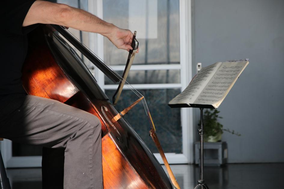 Contrabajo y partitura Contrabajo y partitura