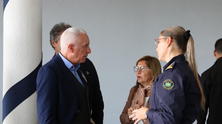 Ministro hablando con Directora del INR y Directora de la Unidad 5 Ministro hablando con Directora del INR y Directora de la Unidad 5