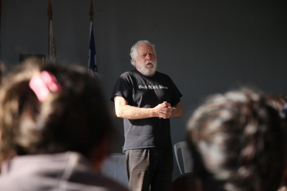 Músico hablando con el público Músico hablando con el público