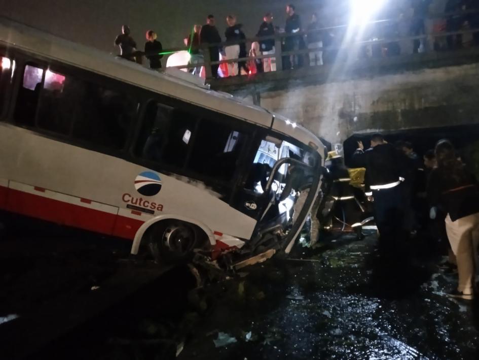 Ómnibus caído en cañada