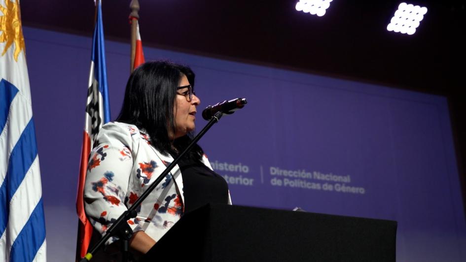 Directora de Políticas de Género dando su discurso 