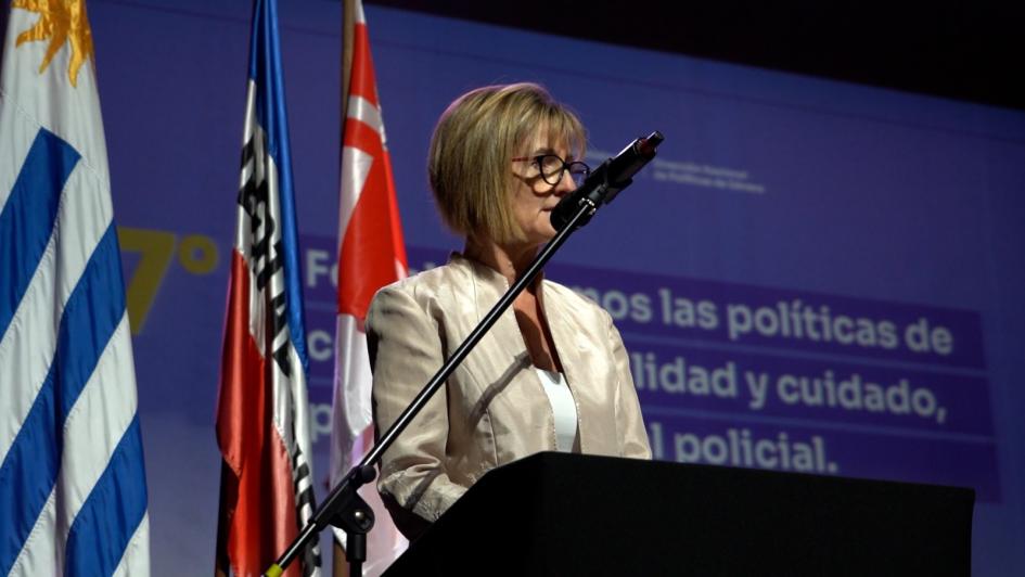 Subsecretaria del Ministerio del Interior dando su discurso