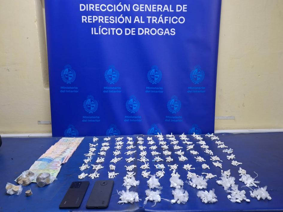 Allanamiento en Tres Ombúes culmina con incautación de drogas y tres detenidos Allanamiento en Tres Ombúes culmina con incautación de drogas y tres detenidos