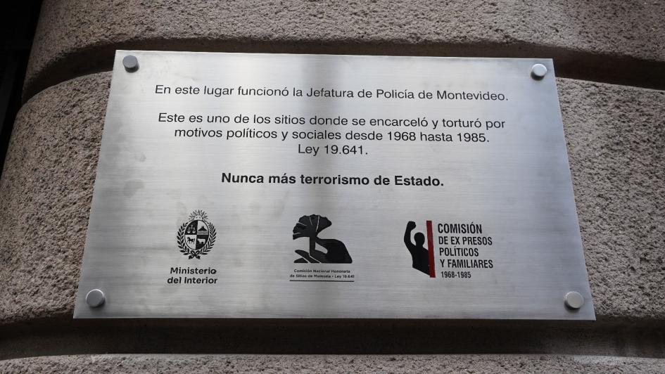 Colocación de Placa de la Memoria en la ex Jefatura de Policía y Cárcel Central Colocación de Placa de la Memoria en la ex Jefatura de Policía y Cárcel Central