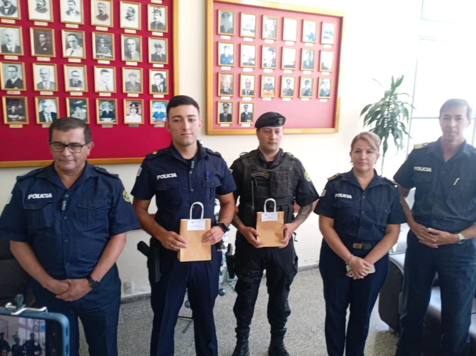 Los efectivos junto al Jefe de Policía 