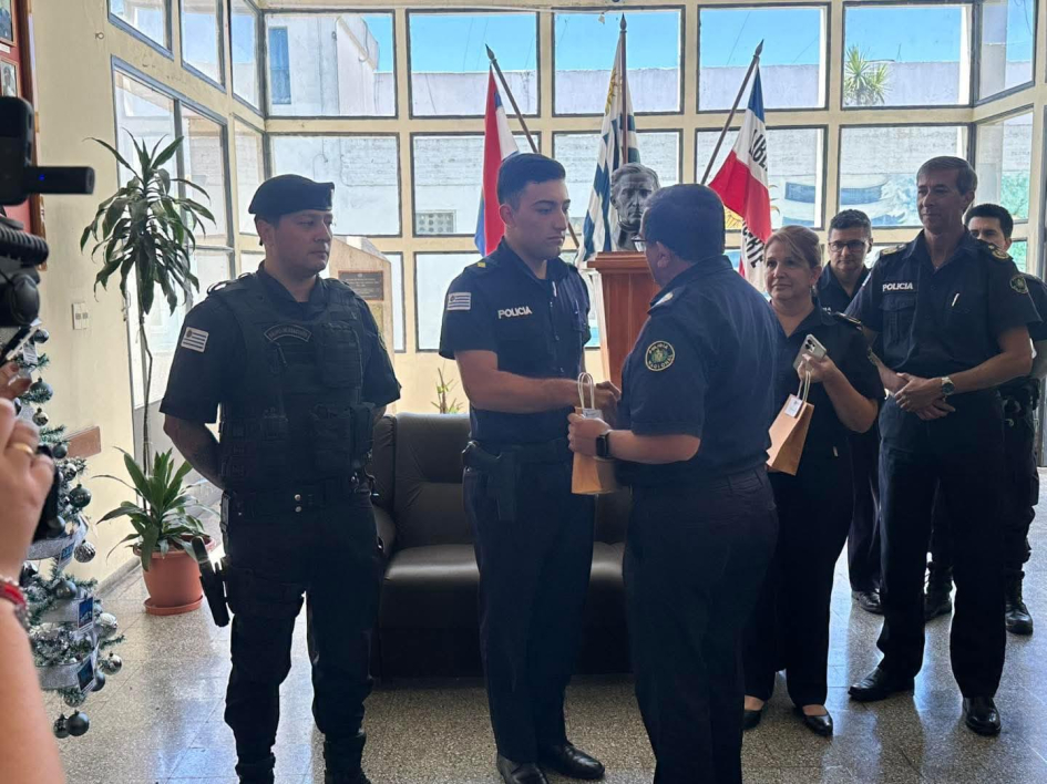 Los efectivos junto al Jefe de Policía 