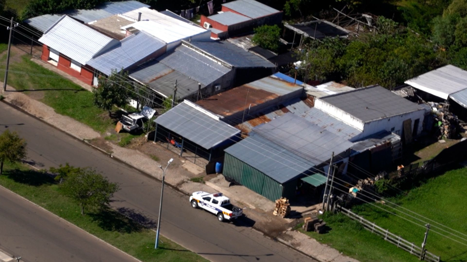 Cobertura policial aérea de los allanamientos Vista aérea de galpones