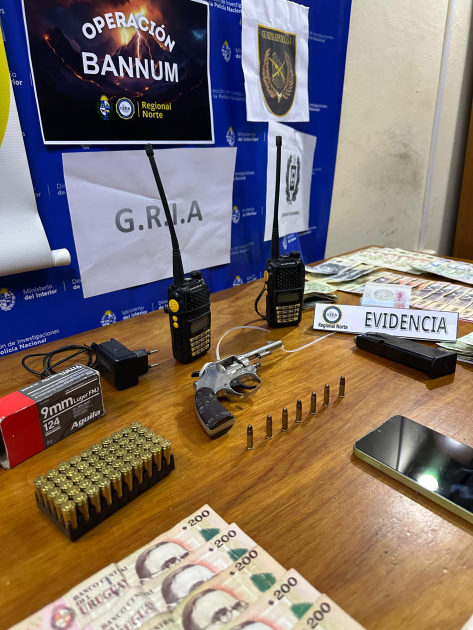 Balas y dinero incautado Balas en una mesa