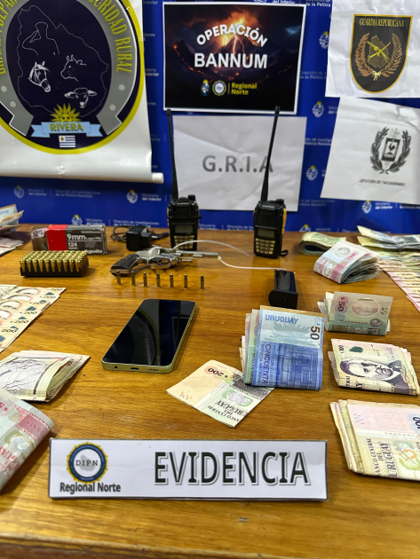 Objetos incautados Mesa con evidencia